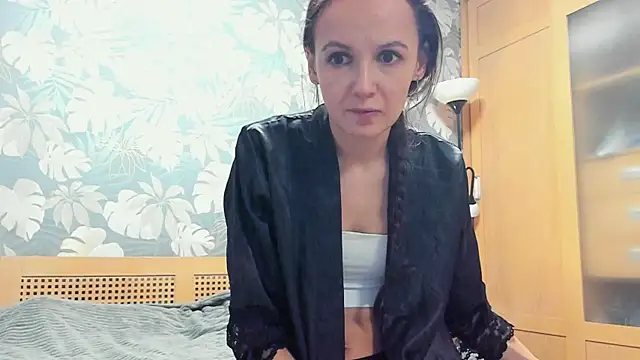 OliviaMuur online show from December 2025 05:05:01 AM