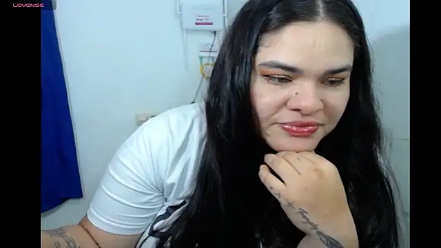 Snapshot of NinaFuentes2X chatting on May 2026 04:19:01 AM NinaFuentes2X online show from May 2026 04:19:01 AM