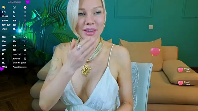 Snapshot of Lindsi_Luvviv chatting on July 2026 04:35:02 PM Lindsi Luvviv online show from July 2026 04:35:02 PM