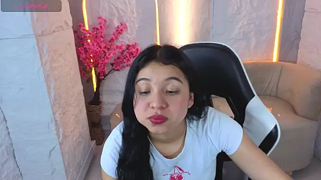 Snapshot of Sofi_Adams_Tx chatting on December 2025 01:06:01 PM Sofi Adams Tx online show from December 2025 01:06:01 PM