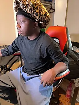 Snapshot of YourLittleBoyfriend chatting on January 2026 06:33:02 PM YourLittleBoyfriend online show from January 2026 06:33:02 PM