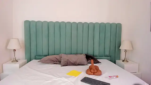 Scarlett  Noir online show from April 2026 04:00:02 PM