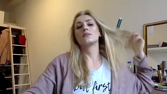 Snapshot of Mileriya chatting on December 2025 10:44:02 AM Mileriya online show from December 2025 10:44:02 AM