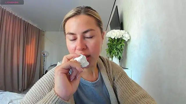 Roxi Joy online show from June 2026 06:04:01 AM