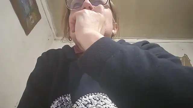 KissAndVibe online show from December 2025 07:43:02 PM