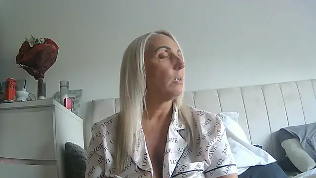 theblondecocklover online show from June 2026 07:04:02 PM
