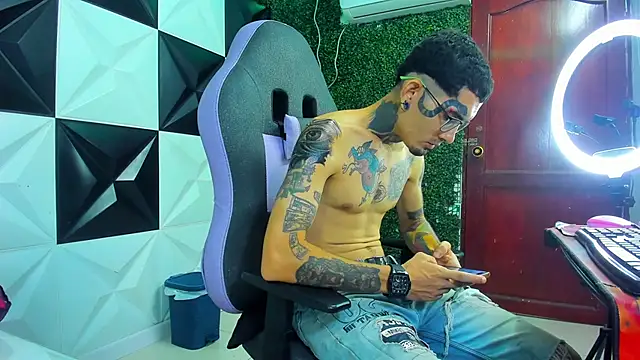 Snapshot of Boy_tatto77 chatting on May 2026 11:37:01 AM Boy tatto77 online show from May 2026 11:37:01 AM