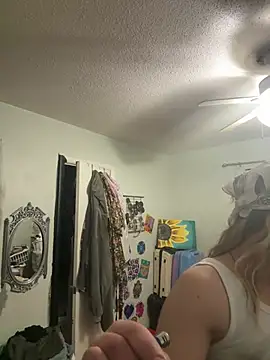 Snapshot of Trippyyb28 chatting on February 2026 01:28:01 AM Trippyyb28 online show from February 2026 01:28:01 AM