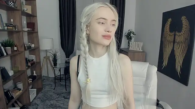 KristalCrowner online show from March 2026 07:38:01 PM