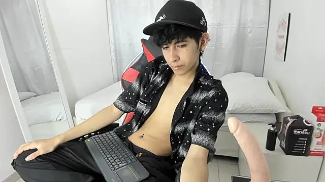 julian xx online show from March 2026 07:09:02 PM