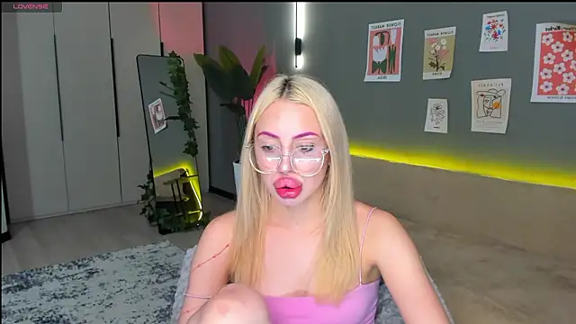 Luna Beverly online show from March 2026 08:04:01 PM