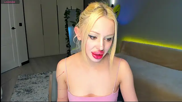 Luna Beverly online show from April 2026 08:09:01 PM