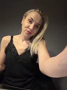 ElenaWhitmore online show from April 2026 10:03:01 PM