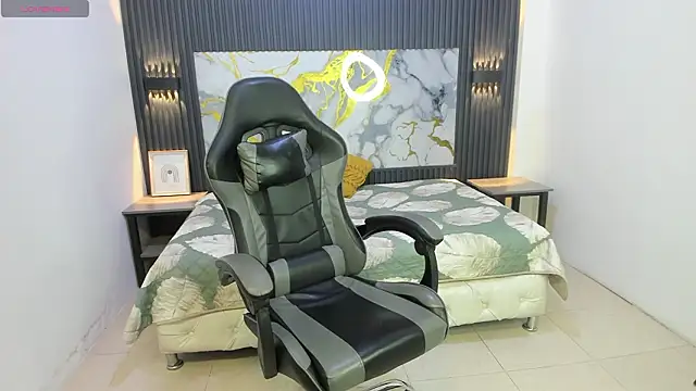 Snapshot of Dark_Desiree18 chatting on February 2026 01:45:01 PM Dark Desiree18 online show from February 2026 01:45:01 PM