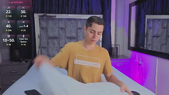 LeoMonnroe online show from April 2026 07:03:01 PM