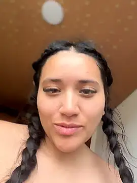 Snapshot of Veronica_Wins_ chatting on July 2026 02:29:01 PM Veronica Wins online show from July 2026 02:29:01 PM