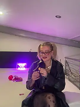 Snapshot of Zungenlolly_quinn chatting on January 2026 07:15:01 PM Zungenlolly quinn online show from January 2026 07:15:01 PM