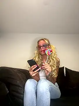 Snapshot of Zungenlolly_quinn chatting on January 2026 08:14:01 PM Zungenlolly quinn online show from January 2026 08:14:01 PM