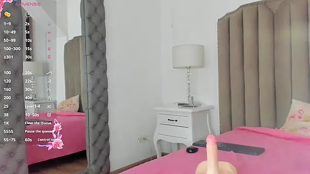 paulina lux online show from April 2026 07:45:01 AM