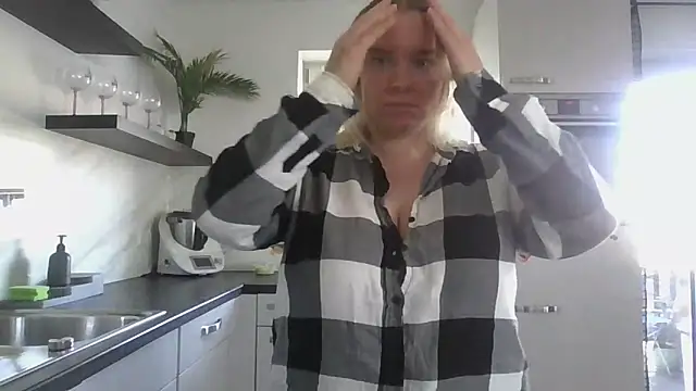 MinchenBienchen98 online show from March 2026 10:32:02 AM