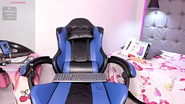 scarletcherry18 online show from April 2026 06:19:01 AM