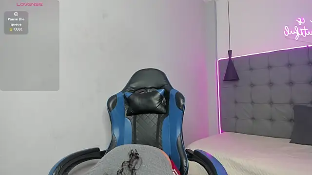 scarletcherry18 online show from April 2026 04:02:02 AM