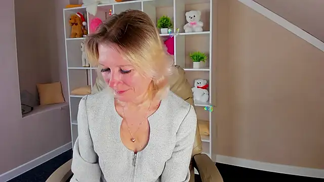 Julie Lucas online show from March 2026 12:39:02 AM