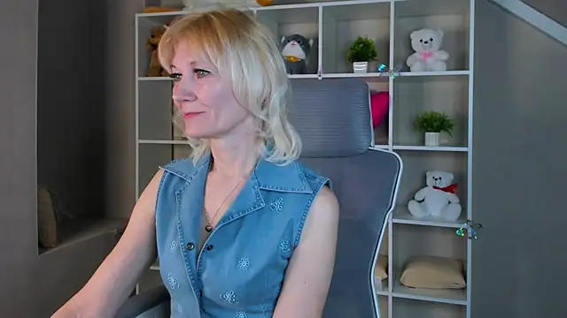 Julie Lucas online show from April 2026 12:38:02 AM