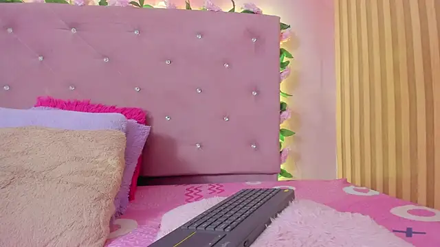 lovely  kiss   online show from June 2026 06:19:01 PM