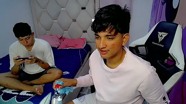 Snapshot of Maxwell_boys chatting on February 2026 03:33:01 AM Maxwell boys online show from February 2026 03:33:01 AM