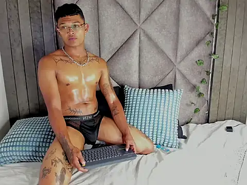 AndrewKenoxx  online show from February 2026 07:36:01 PM