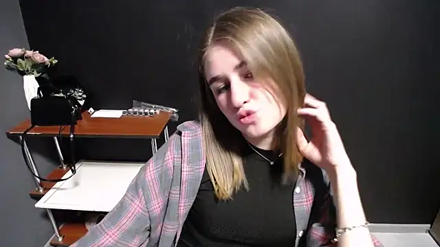 Sunny siren online show from March 2026 01:37:01 PM