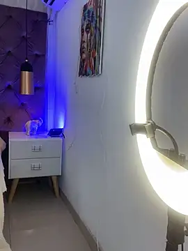 Auri   online show from February 2026 07:40:01 PM