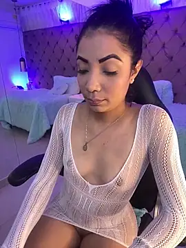 Auri   online show from April 2026 07:44:02 PM