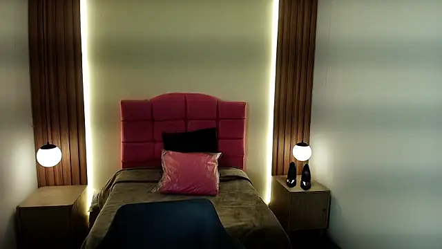 Snapshot of IvonneRoss_ chatting on February 2026 12:10:01 PM IvonneRoss online show from February 2026 12:10:01 PM