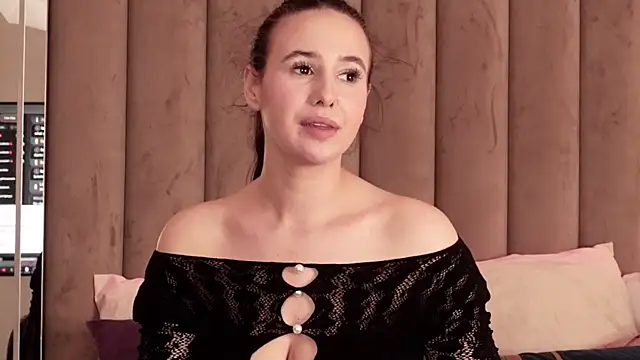 Snapshot of MavisReeve chatting on February 2026 06:40:02 AM MavisReeve online show from February 2026 06:40:02 AM