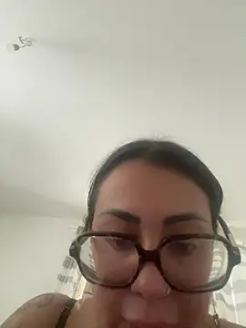 Snapshot of Melissa-suisse chatting on February 2026 02:13:01 PM Melissa-suisse online show from February 2026 02:13:01 PM