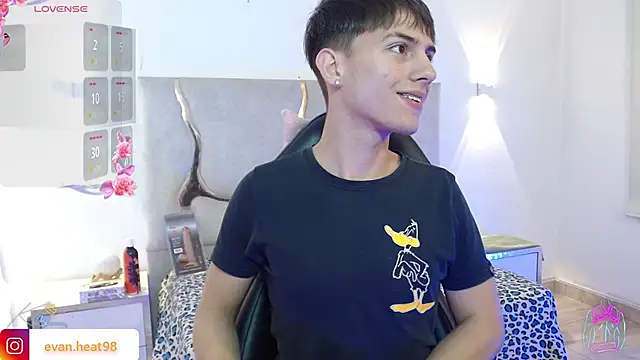 Snapshot of EVAN_TAY chatting on February 2026 04:09:01 AM EVAN TAY online show from February 2026 04:09:01 AM