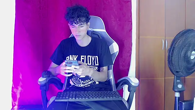 Snapshot of Johnny_cagee_ chatting on February 2026 11:52:01 PM Johnny cagee online show from February 2026 11:52:01 PM