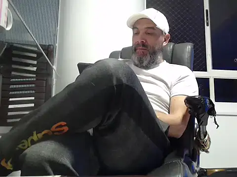 Snapshot of seriohetero19 chatting on February 2026 11:34:02 PM seriohetero19 online show from February 2026 11:34:02 PM