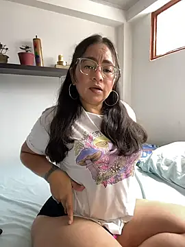 Snapshot of alisbloom chatting on February 2026 06:01:01 PM alisbloom online show from February 2026 06:01:01 PM