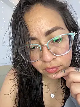 Snapshot of alisbloom chatting on February 2026 06:06:02 PM alisbloom online show from February 2026 06:06:02 PM