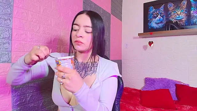 Snapshot of alanna_Love02 chatting on February 2026 03:56:02 PM alanna Love02 online show from February 2026 03:56:02 PM