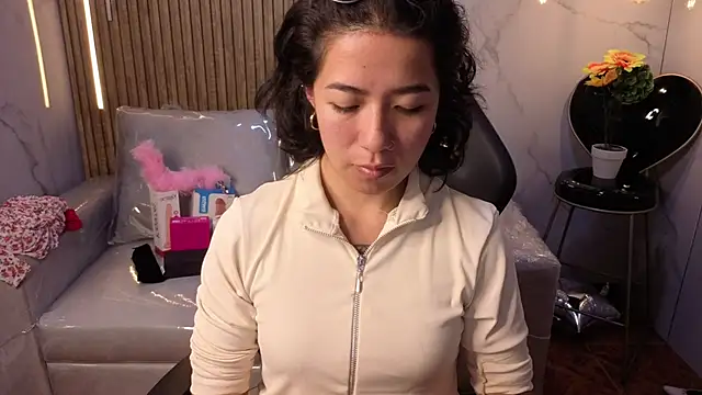 Snapshot of Lynn_turner chatting on February 2026 08:18:01 PM Lynn turner online show from February 2026 08:18:01 PM