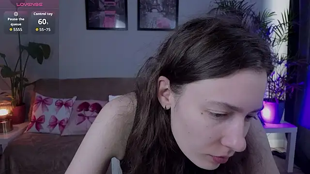 Snapshot of VioletaBloom chatting on March 2026 08:05:02 AM VioletaBloom online show from March 2026 08:05:02 AM