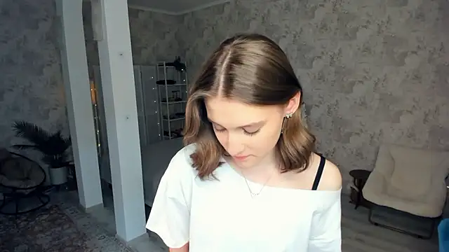 Snapshot of LianneBynon chatting on March 2026 08:16:01 AM LianneBynon online show from March 2026 08:16:01 AM