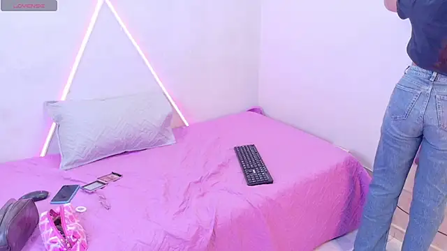 Snapshot of LeaneRous chatting on February 2026 12:22:02 PM LeaneRous online show from February 2026 12:22:02 PM