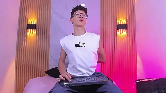 Christopher Hunter online show from February 2026 07:56:02 PM