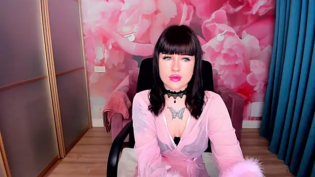 Snapshot of LuxSiren chatting on February 2026 01:47:02 AM LuxSiren online show from February 2026 01:47:02 AM