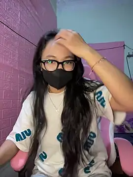 Leeeiuu online show from February 2026 12:17:01 PM